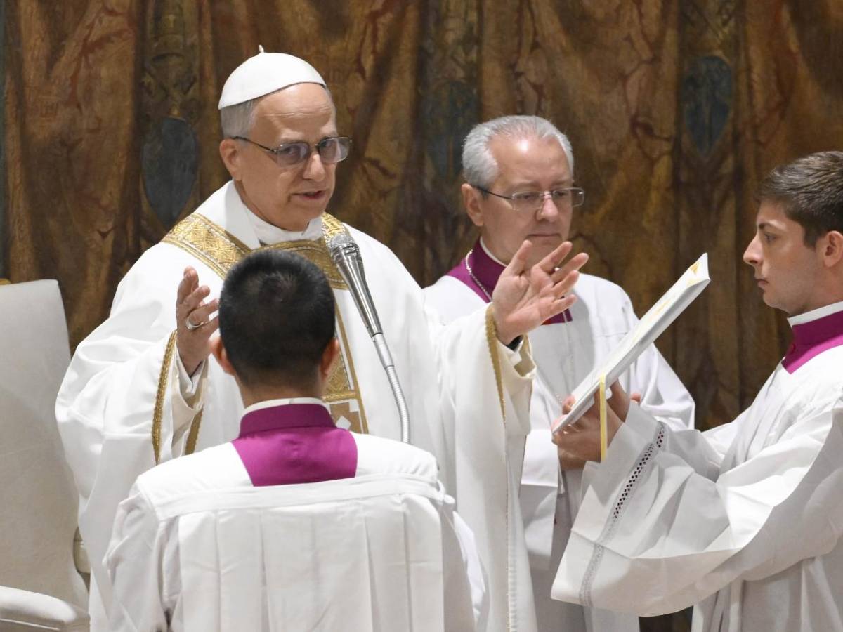 La preghiera in San Pietro e il programma di Leone. "Gesù non è un superuomo. Chi ha potere resti piccolo" La preghiera in San Pietro e il programma di Leone. "Gesù non è un superuomo. Chi ha potere resti piccolo"