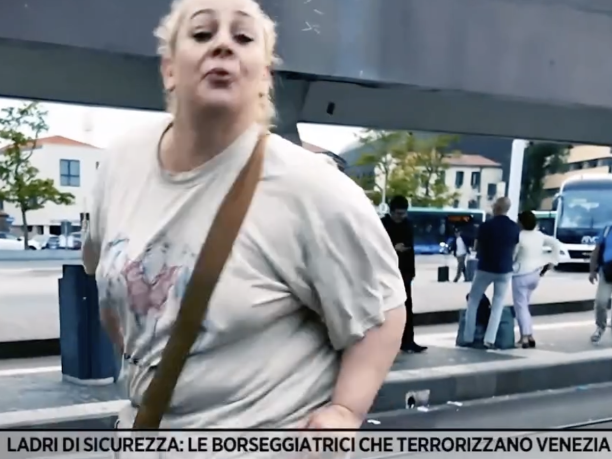 La borseggiatrice sputa addosso alla giornalista: ecco cosa è successo La borseggiatrice sputa addosso alla giornalista: ecco cosa è successo
