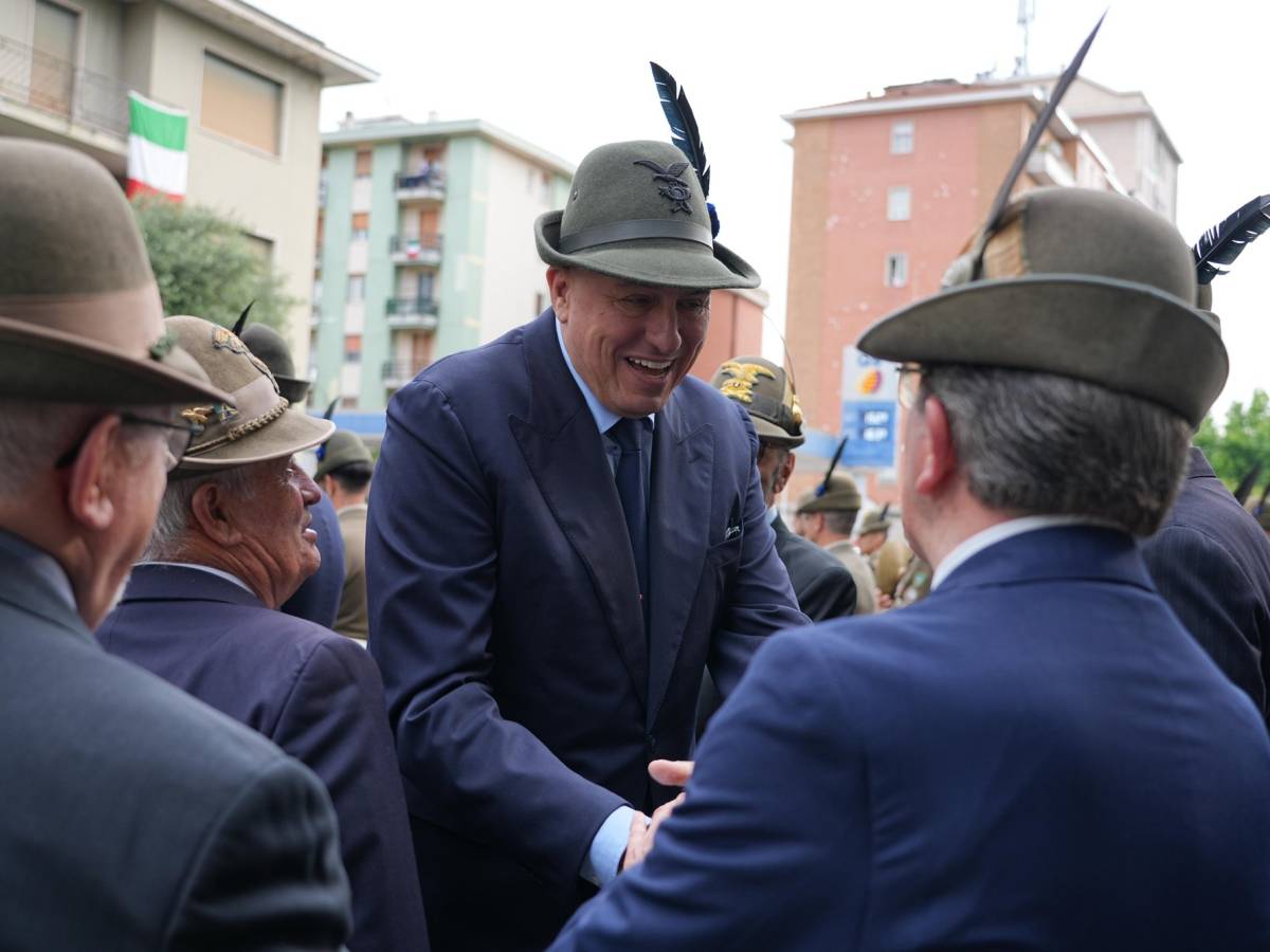 "Apolitici, persone per bene". Crosetto omaggia gli Alpini e smonta le polemiche "Apolitici, persone per bene". Crosetto omaggia gli Alpini e smonta le polemiche