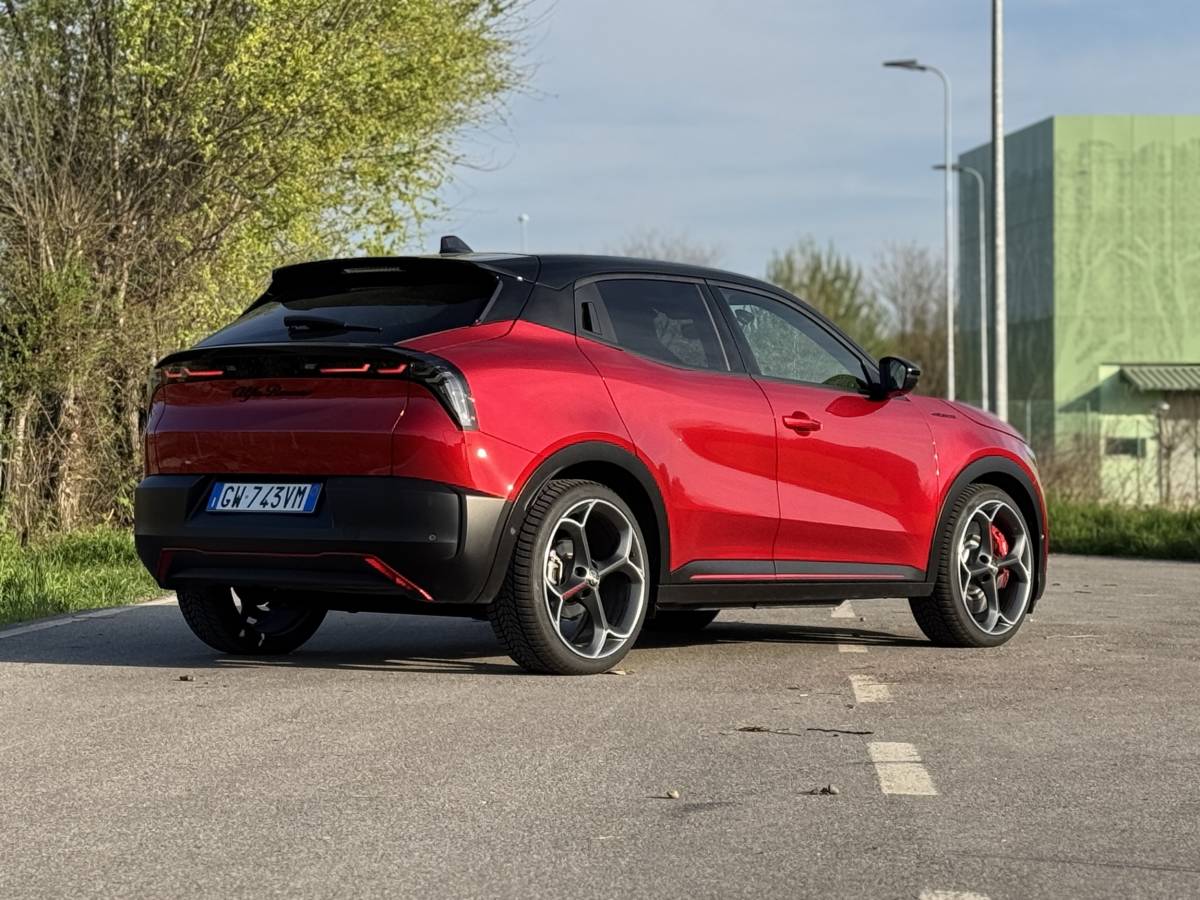 Alfa Romeo Junior Veloce: la gallery del crossover sportivo elettrico da 280 CV 10