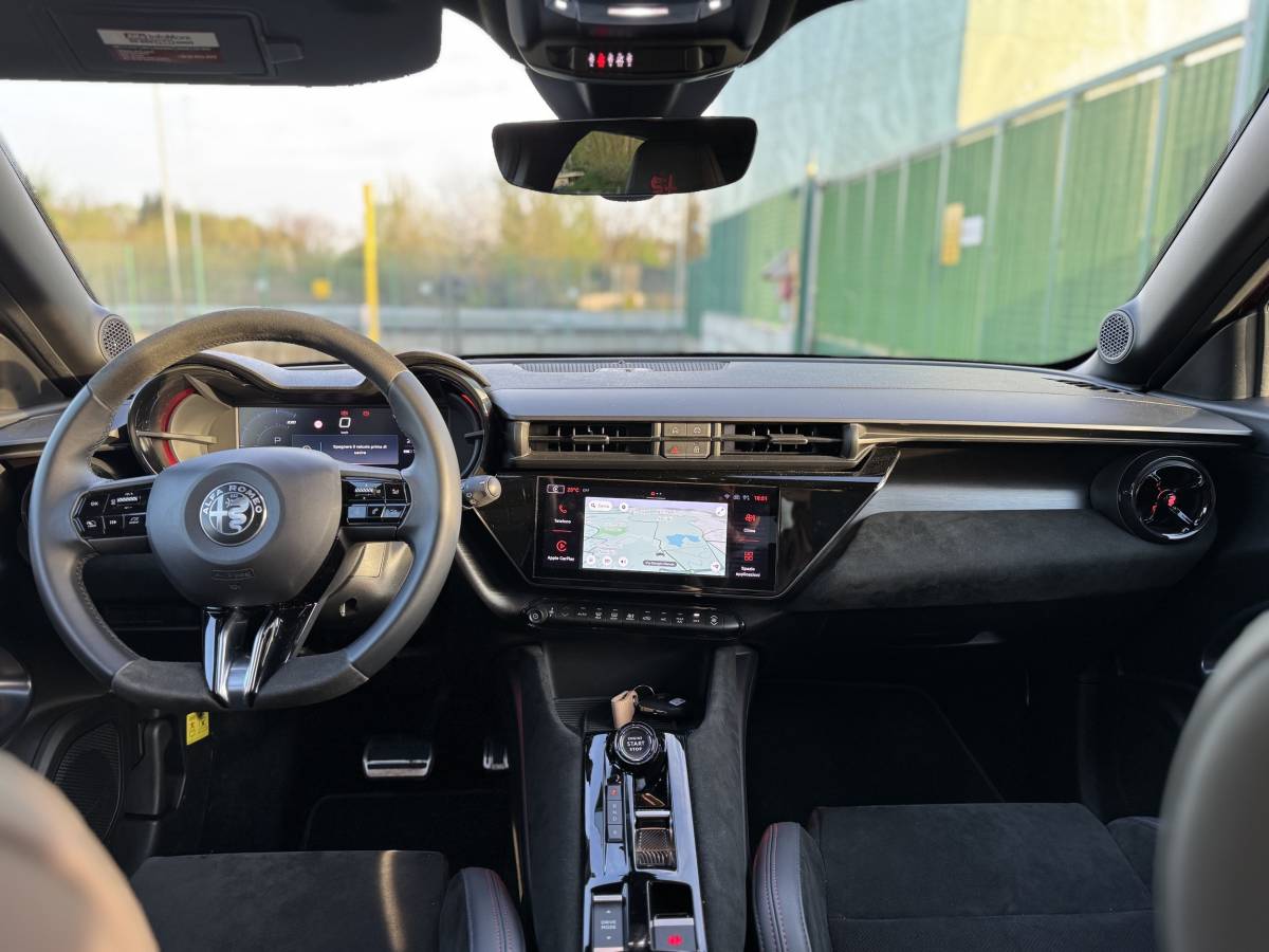Alfa Romeo Junior Veloce: la gallery del crossover sportivo elettrico da 280 CV 16