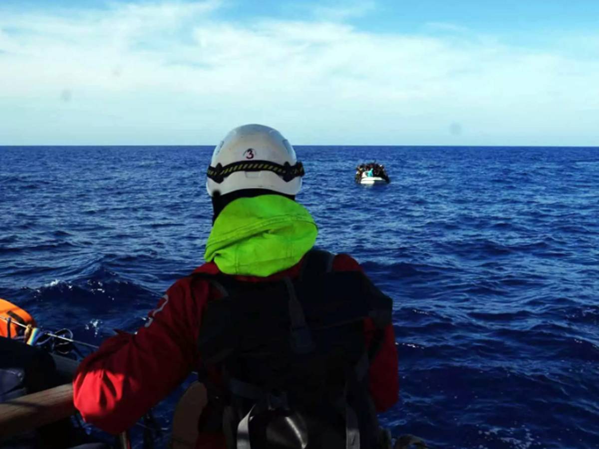 barchino di migranti si rovescia al largo di lampedusa 20 morti e 27 dispersi