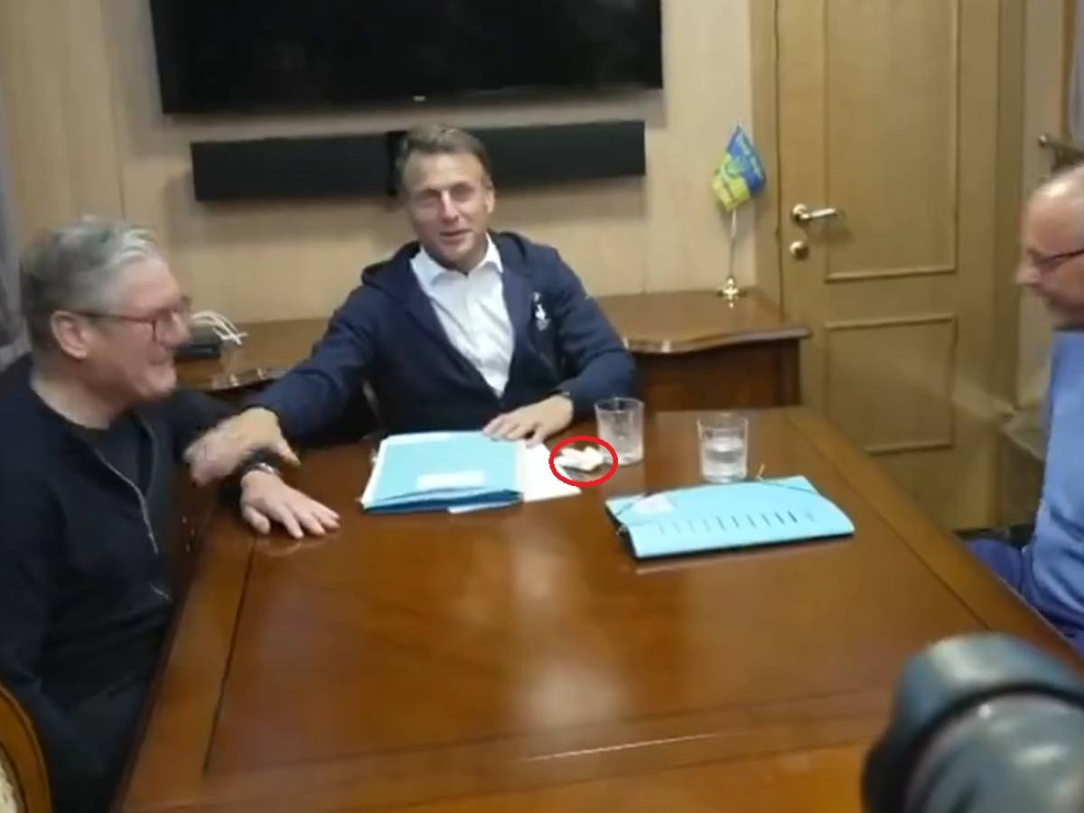 "Macron con la cocaina sul treno per Kiev". Ma è solo una bufala "Macron con la cocaina sul treno per Kiev". Ma è solo una bufala