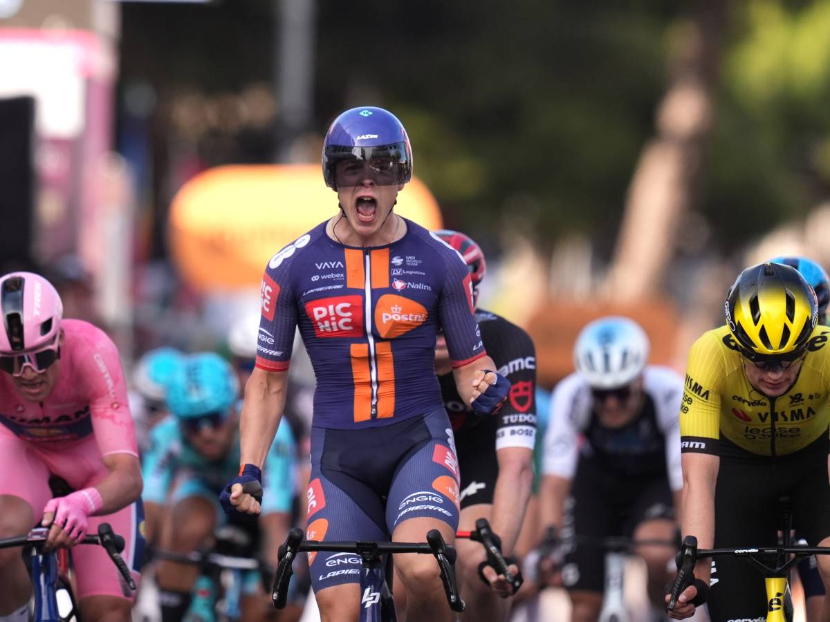 Giro d’Italia, il pubblico torna protagonista: a Lecce Munoz sfiora l’impresa, Pedersen a terra Giro d’Italia, il pubblico torna protagonista: a Lecce Munoz sfiora l’impresa, Pedersen a terra