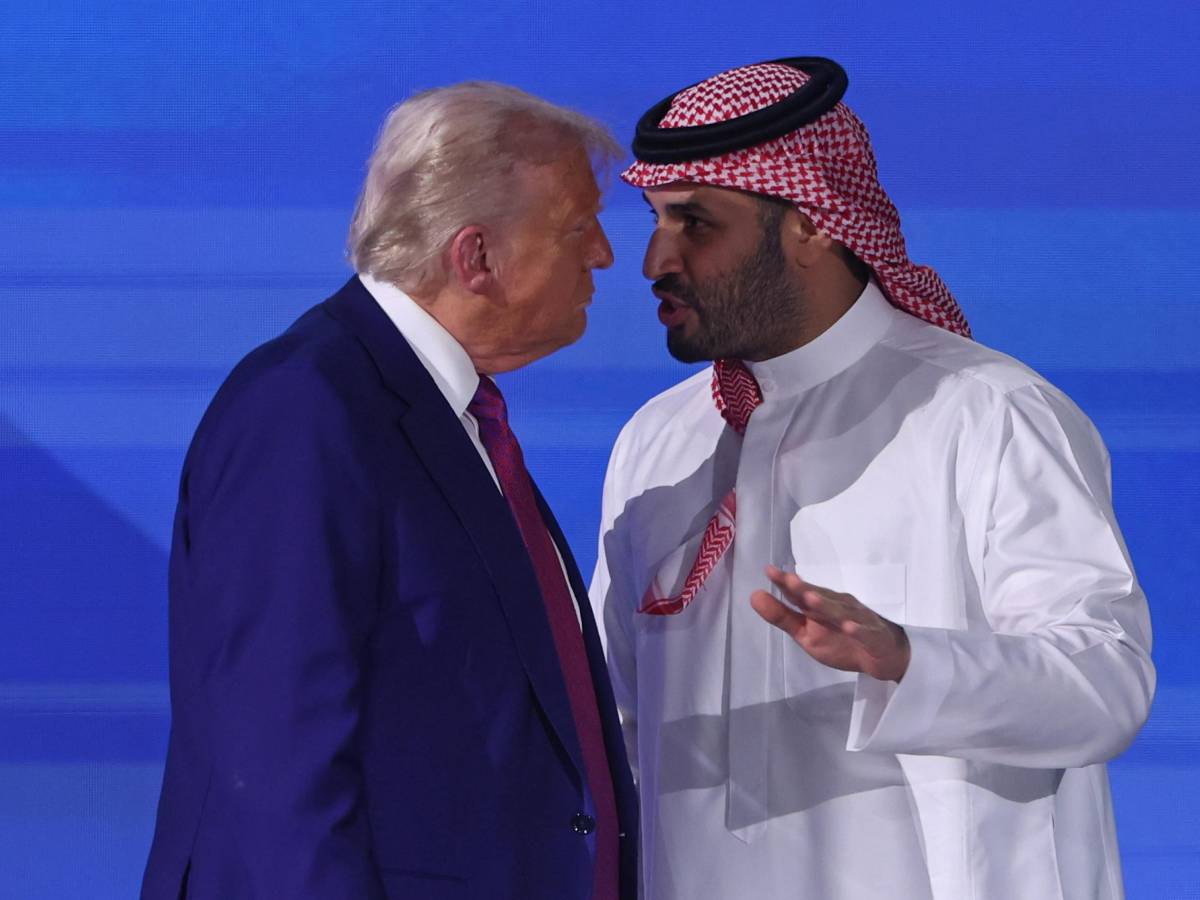 Accordi da 600 miliardi e taglio delle sanzioni alla Siria: show di Trump a Riad Accordi da 600 miliardi e taglio delle sanzioni alla Siria: show di Trump a Riad