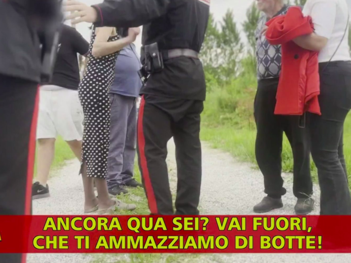 "Ti ammazziamo di botte". I sinti prendono a calci e pugni la troupe di Striscia la notizia "Ti ammazziamo di botte". I sinti prendono a calci e pugni la troupe di Striscia la notizia
