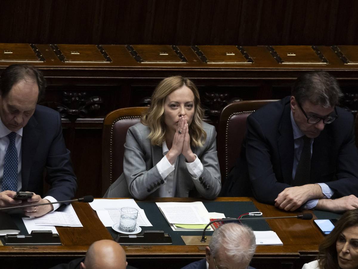 Meloni: "Prima di noi poliziotti offesi e malmenati". E Magi viene espulso dall Meloni: "Prima di noi poliziotti offesi e malmenati". E Magi viene espulso dall