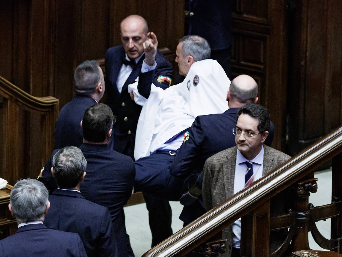 un fantasma appare alla camera e si avvicina a meloni ecco lo show di magi