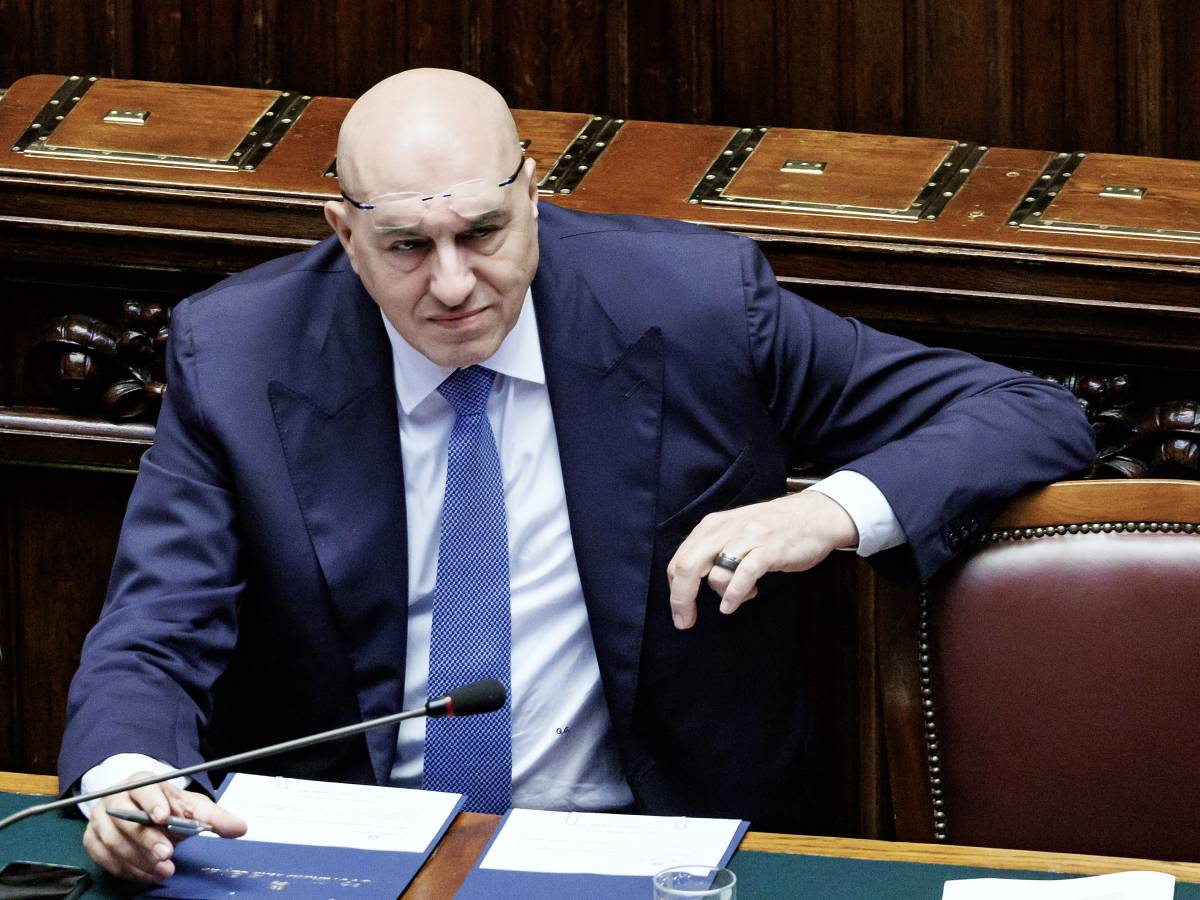 "Così giustificate la violenza". Lezione di Crosetto alla sinistra sull "Così giustificate la violenza". Lezione di Crosetto alla sinistra sull