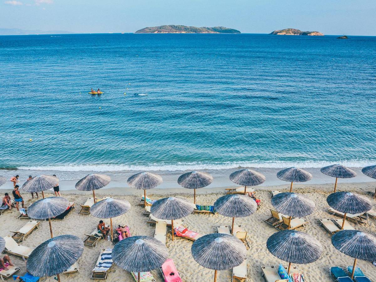 tragedia in spiaggia 17enne scava una buca e muore sepolto dalla sabbia