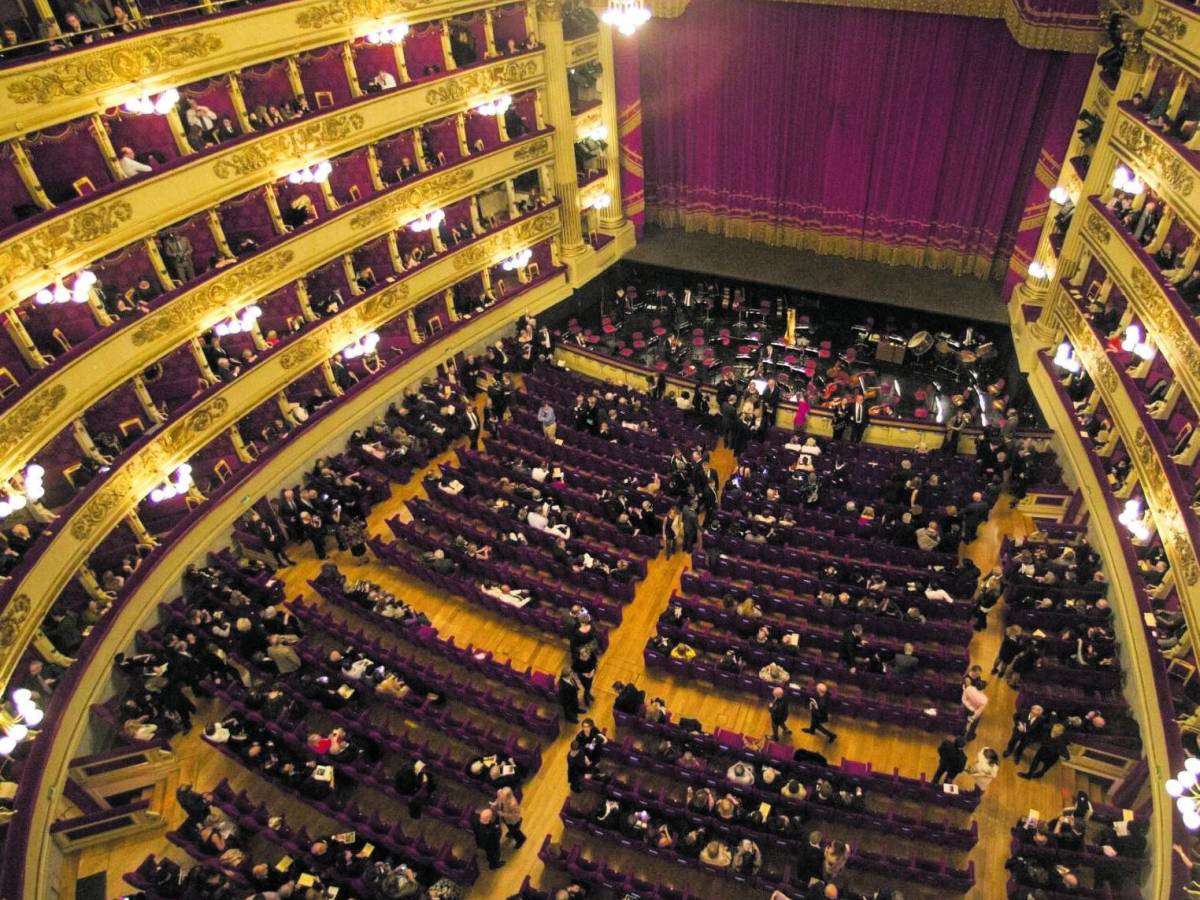 Vietati canottiere, infradito e maleducazione. Alla Scala torna il dress code Vietati canottiere, infradito e maleducazione. Alla Scala torna il dress code