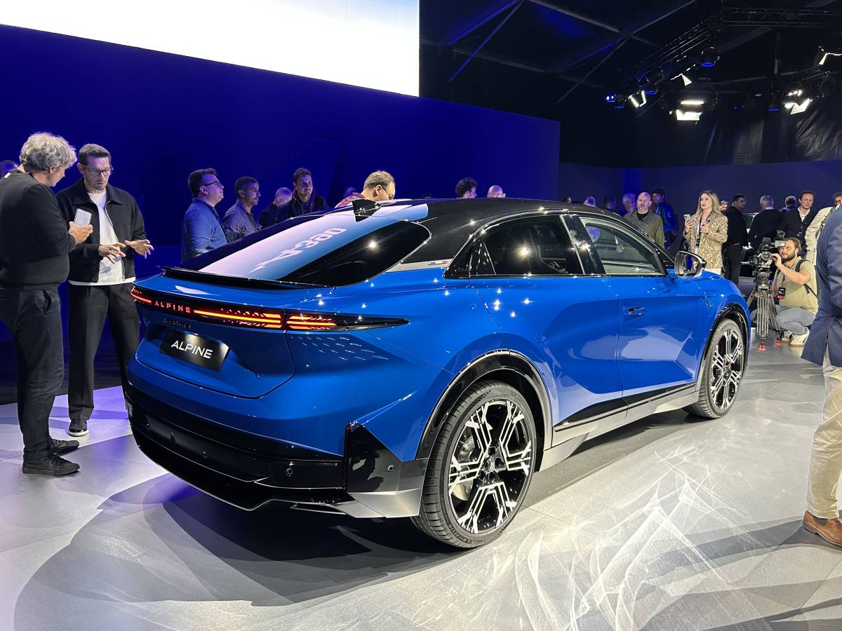 Alpine A390