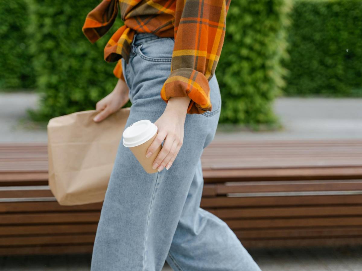 Jeans: a zampa o slim? Ecco quali modelli scegliere a 60 anni (e come abbinarli) Jeans: a zampa o slim? Ecco quali modelli scegliere a 60 anni (e come abbinarli)