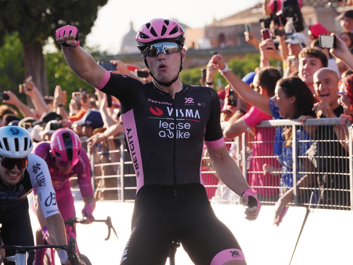 Giro d’Italia, parata trionfale per Simon Yates. L’ultima volata al Circo Massimo a Kooij Giro d’Italia, parata trionfale per Simon Yates. L’ultima volata al Circo Massimo a Kooij