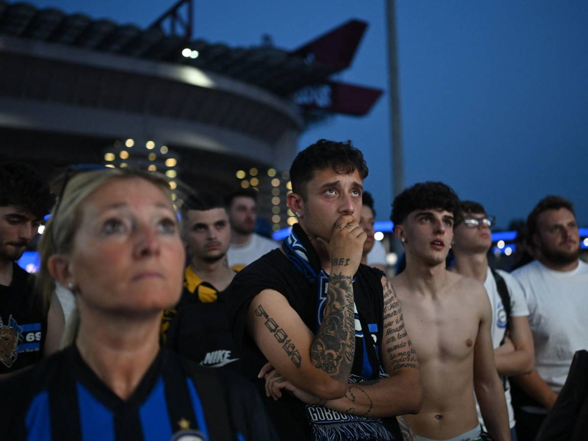 I giovani tifosi interisti a gamba tesa sui vecchi: “A Monaco sembravate la curva Rsa” I giovani tifosi interisti a gamba tesa sui vecchi: “A Monaco sembravate la curva Rsa”