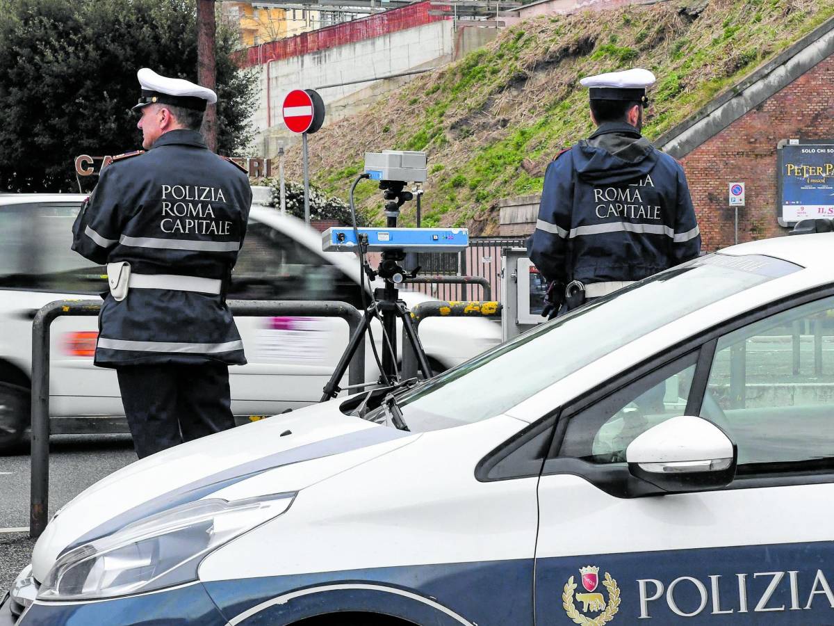 Più autovelox e tutor fissi: il piano di Gualtieri per fare cassa con i cittadini romani Più autovelox e tutor fissi: il piano di Gualtieri per fare cassa con i cittadini romani