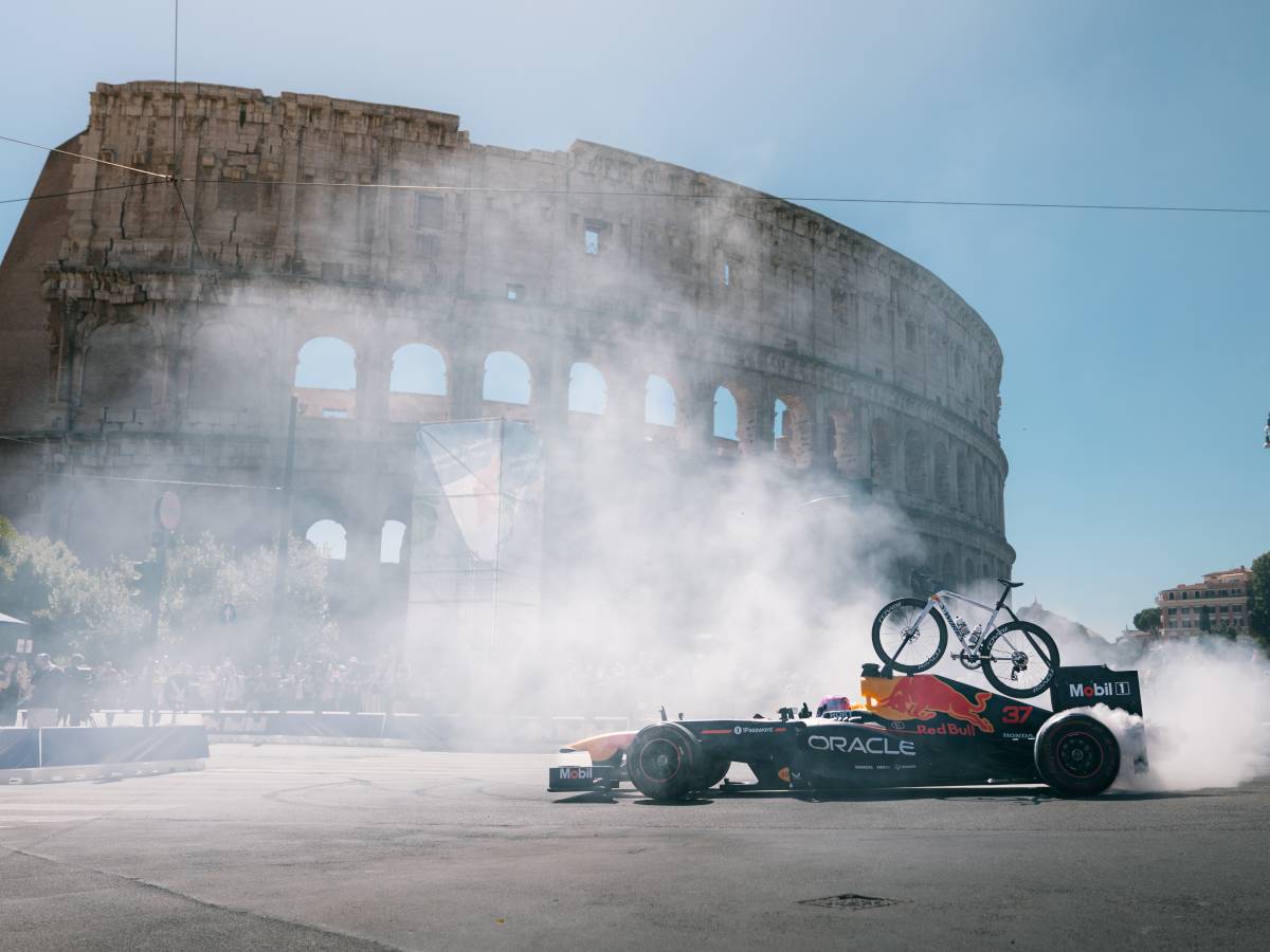 Show Red Bull con una F1 a Roma, per celebrare il Giro d'Italia - il ...