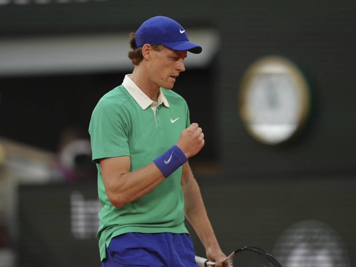 Roland Garros, Sinner straripante: batte Rublev in tre set e vola ai quarti Roland Garros, Sinner straripante: batte Rublev in tre set e vola ai quarti