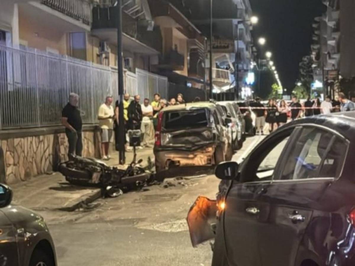 in tre su uno scooter contro un auto gravi due giovani nel napoletano