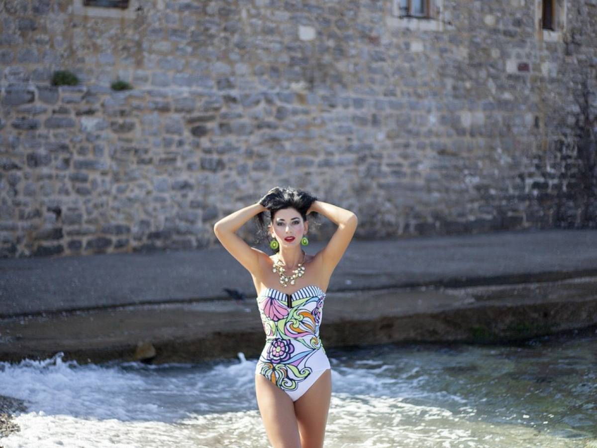 In bikini per il centro storico: rivolta di residenti e commercianti