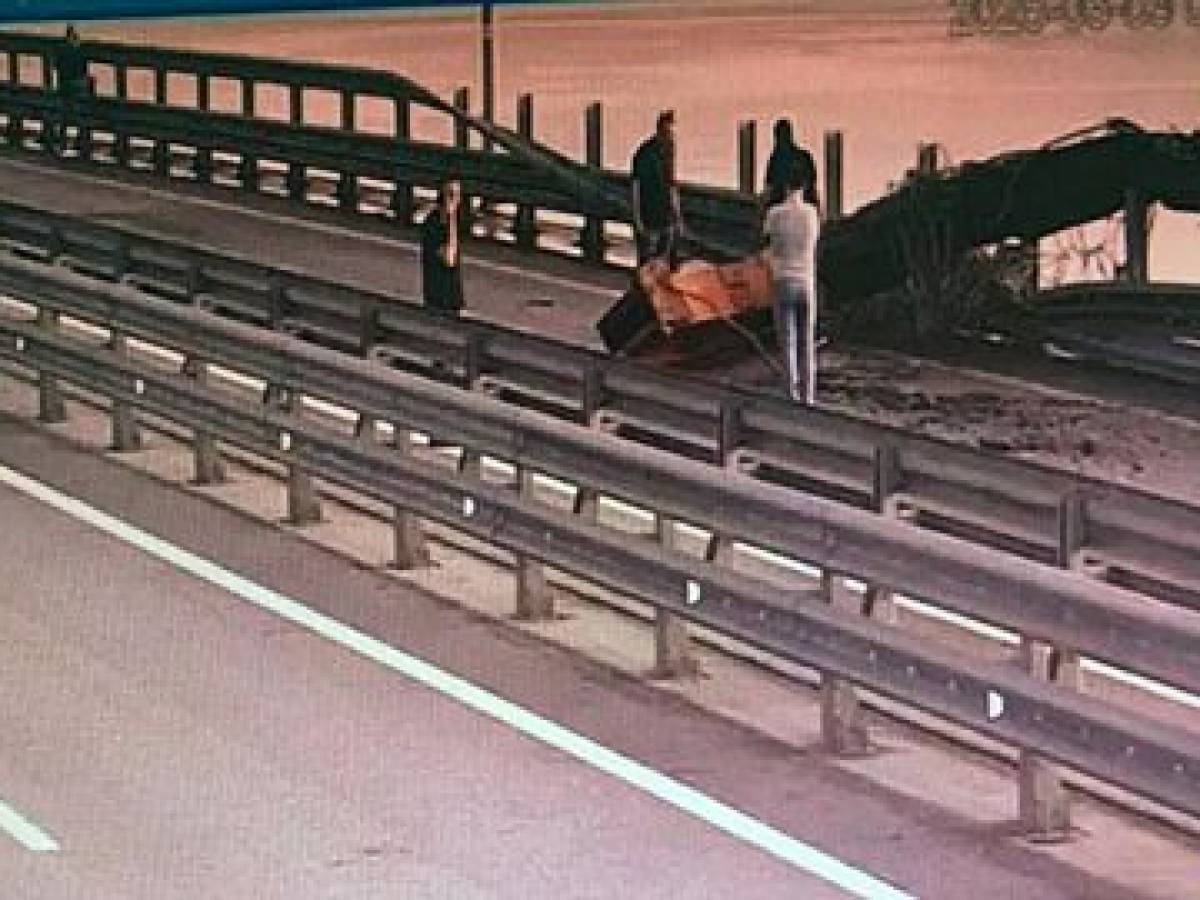 Nuovo colpo degli 007 di Kiev: "Attacco subacqueo contro il ponte in Crimea" Nuovo colpo degli 007 di Kiev: "Attacco subacqueo contro il ponte in Crimea"