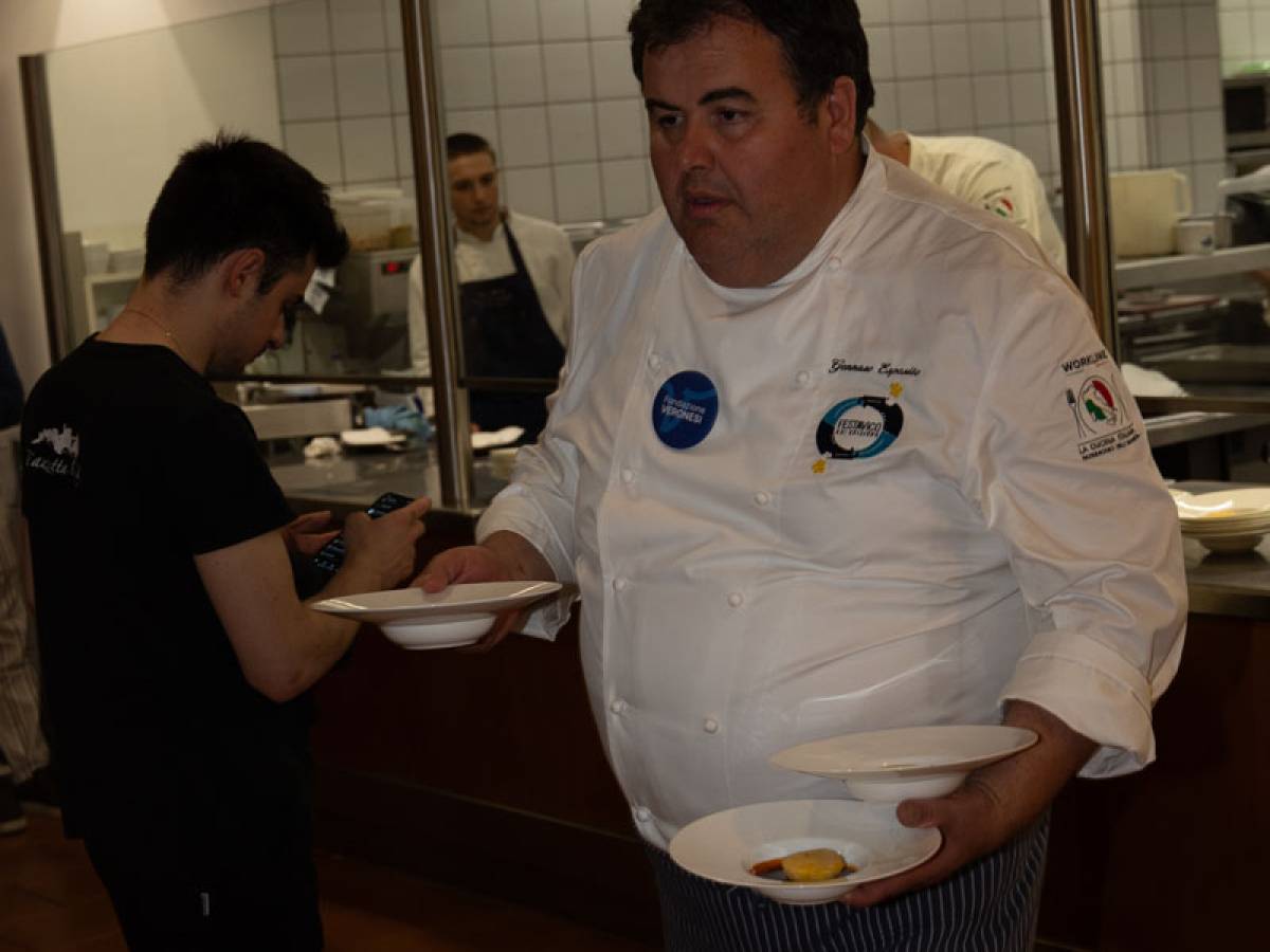 Festa a Vico, Gennarino Esposito in veste di cameriere edizione 2024