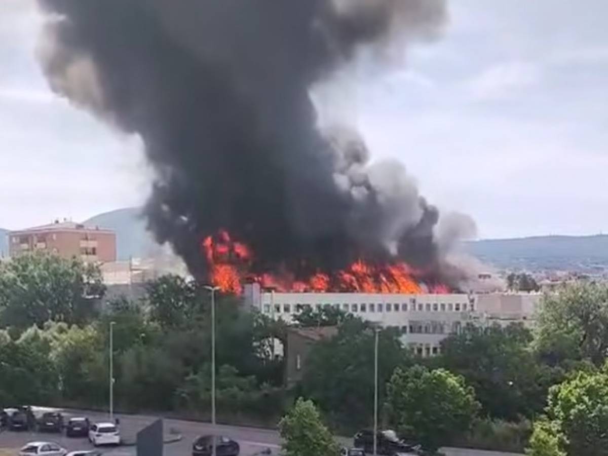 viterbo violento incendio all università il rogo ha coinvolto anche una palazzina