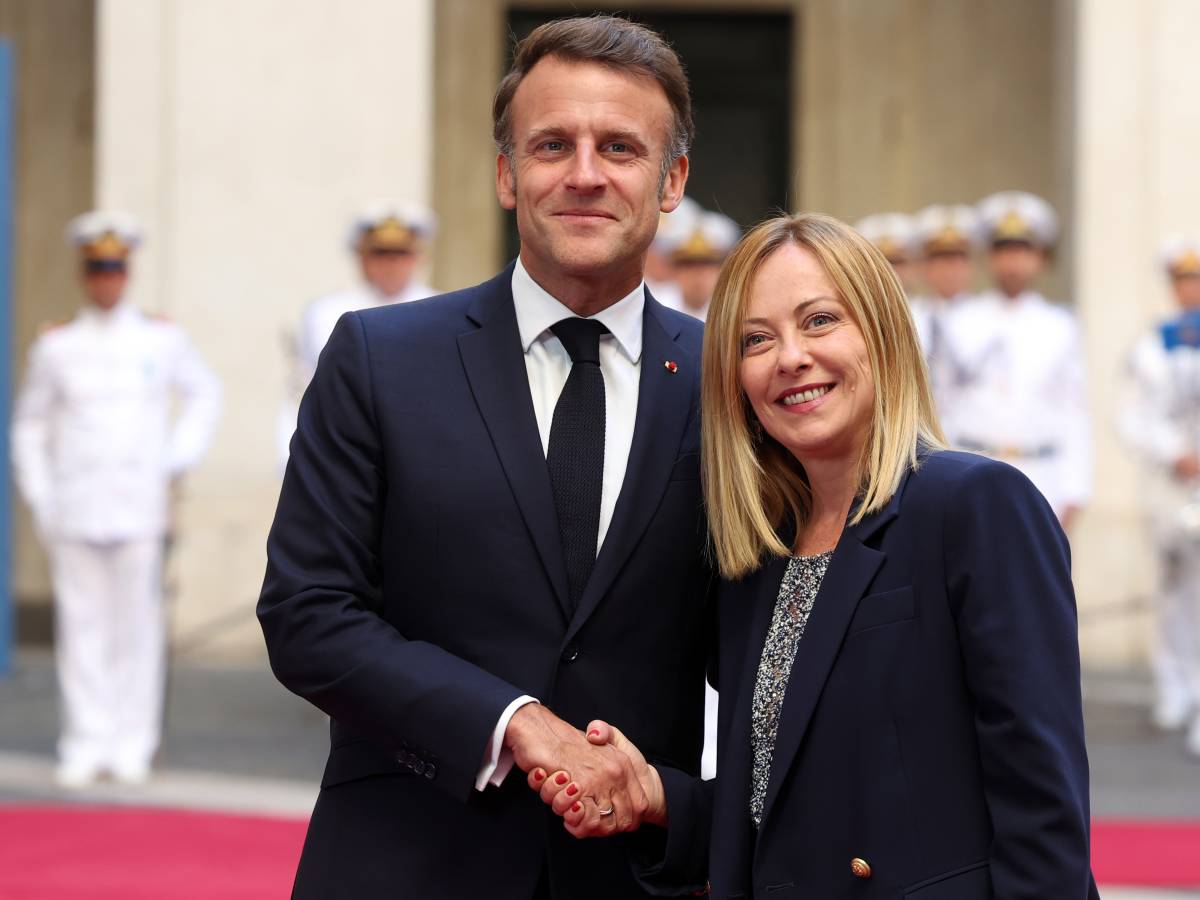 Il messaggio di Macron a Meloni: "Rafforzare il dialogo"