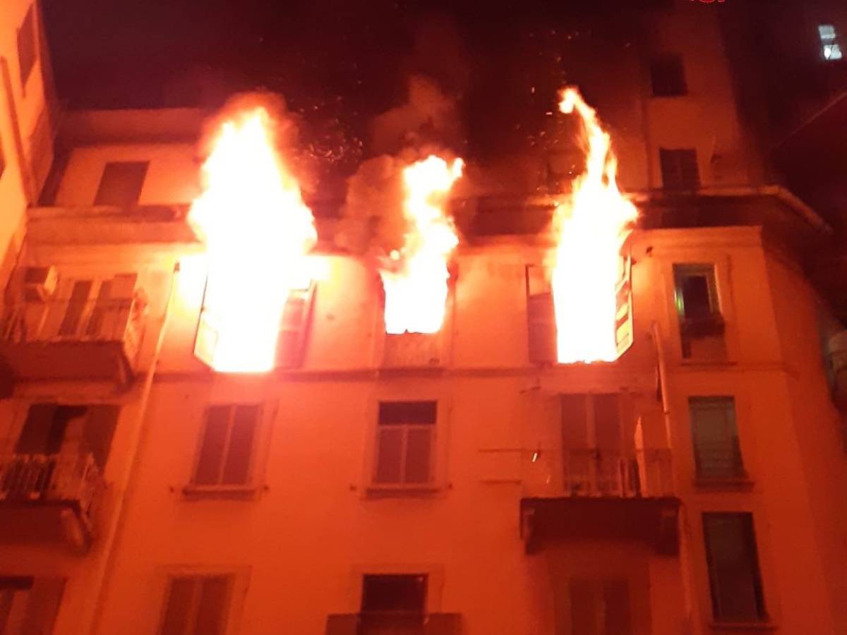 milano si lancia dal quinto piano per sfuggire al rogo morta una donna i vicini litigio col compagno 