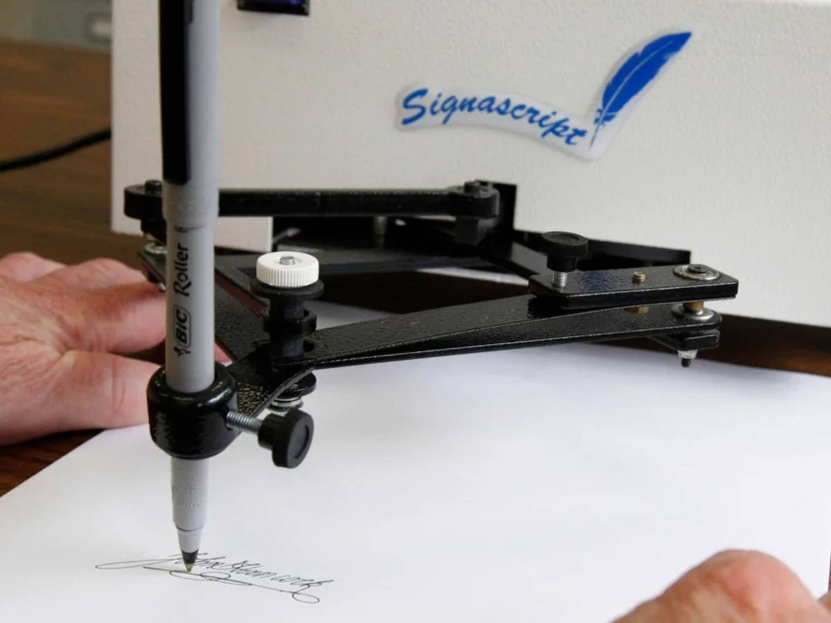  ne hanno abusato con biden cos è l autopen al centro dell indagine di trump