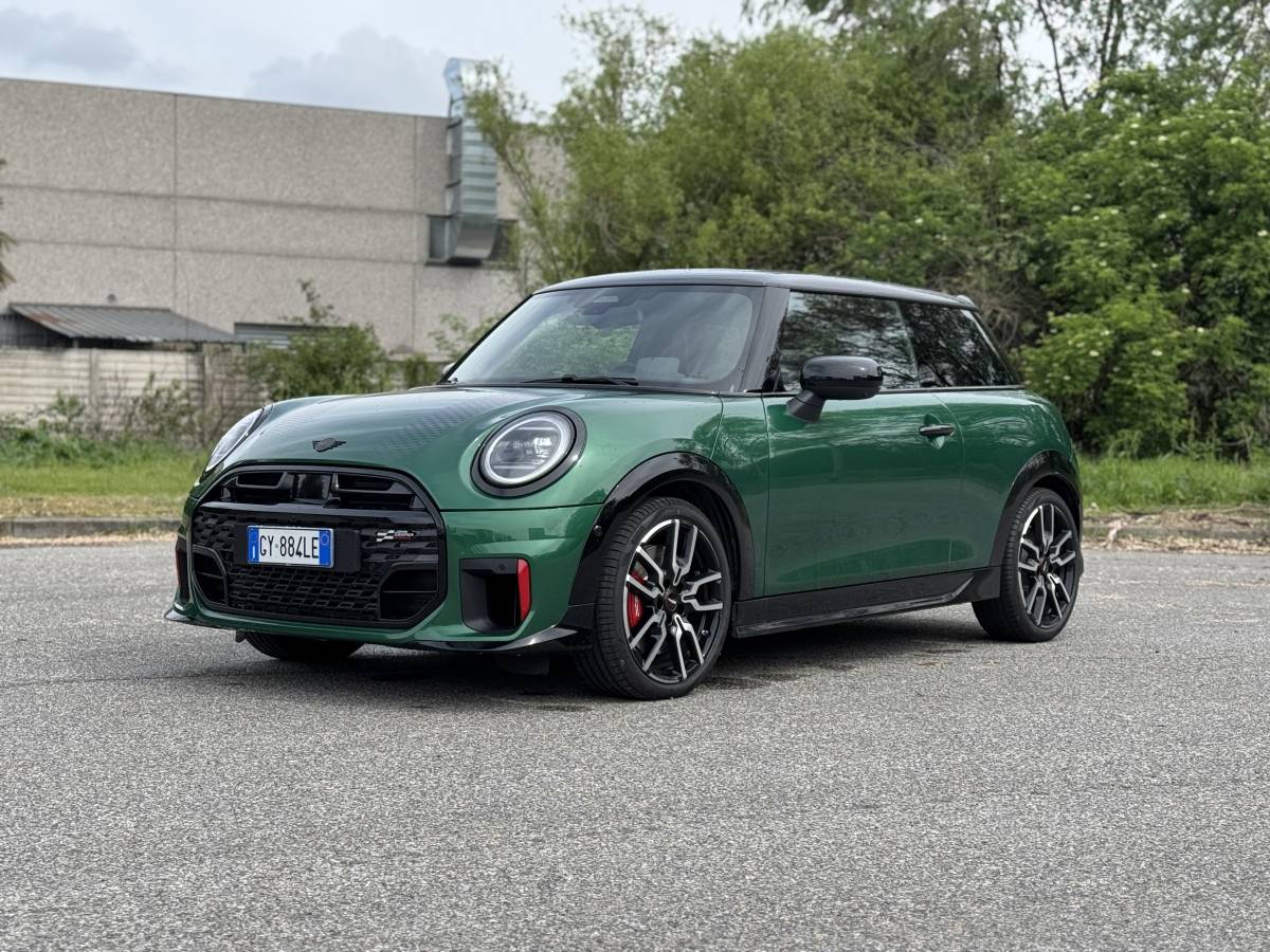 Mini JCW 2025: anima ribelle e cuore raffinato, ma serve “più voce” Mini JCW 2025: anima ribelle e cuore raffinato, ma serve “più voce”