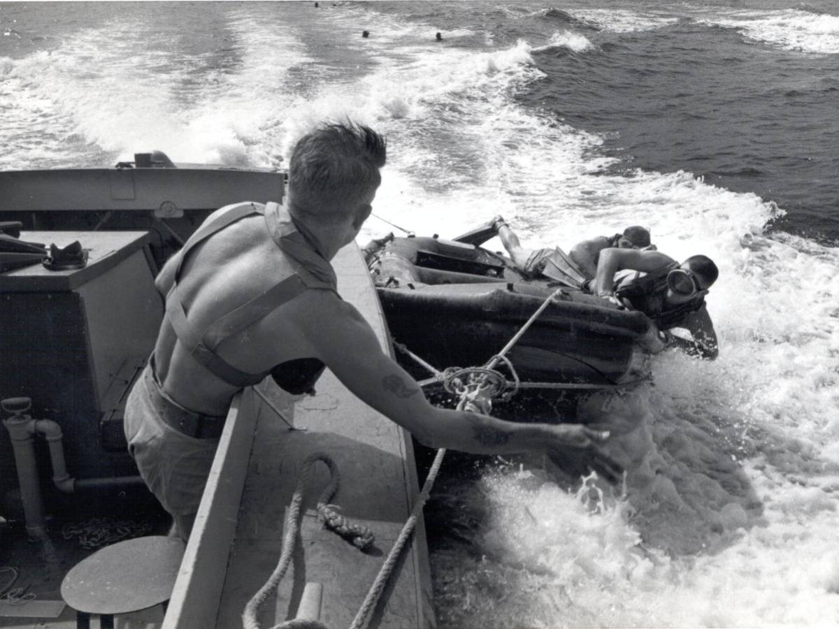 I padri dei Navy Seal, guerrieri nudi esperti in demolizioni e coraggio I padri dei Navy Seal, guerrieri nudi esperti in demolizioni e coraggio