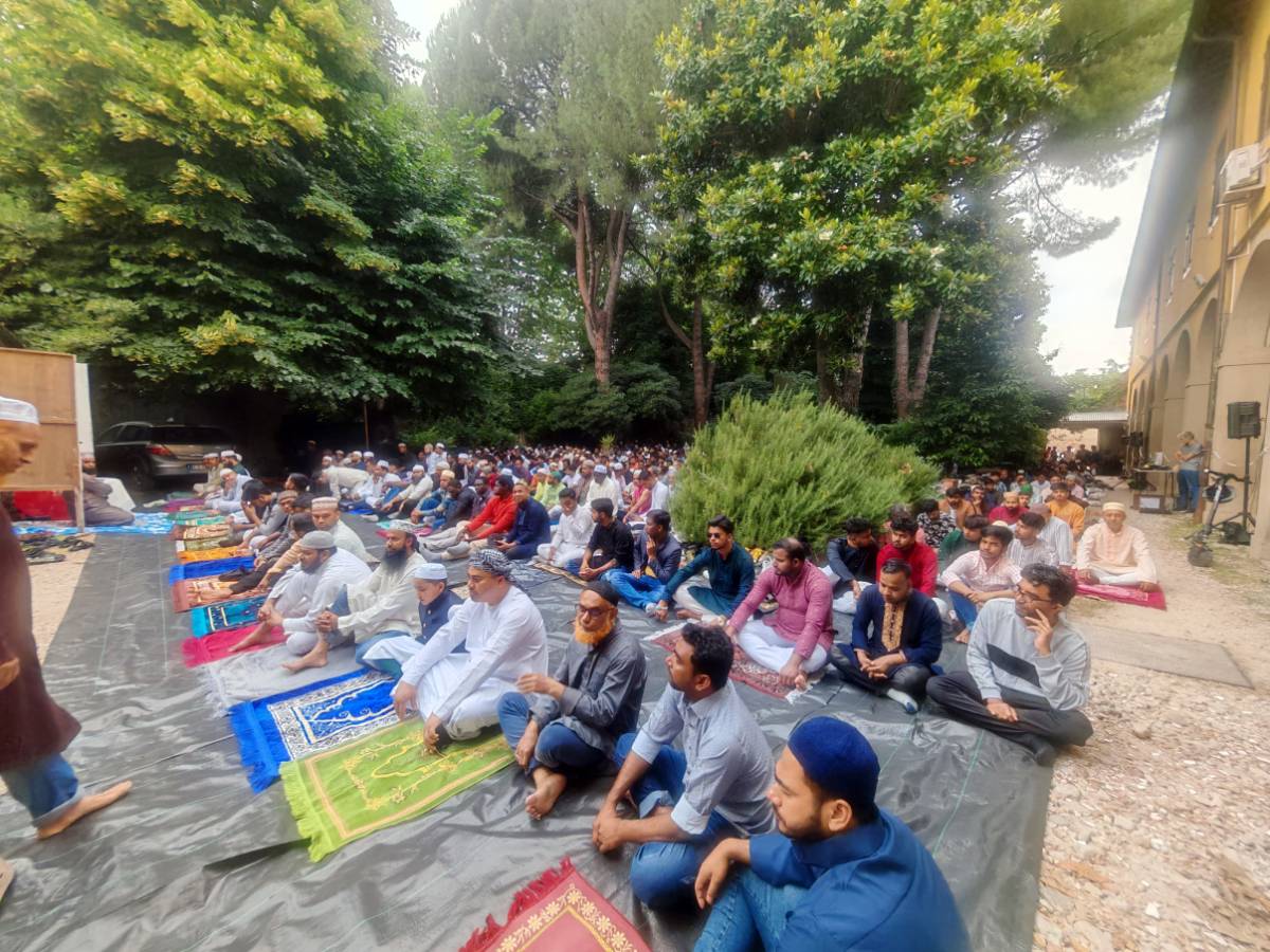 la festa islamica del sacrificio nel piazzale della chiesa cattolica è polemica