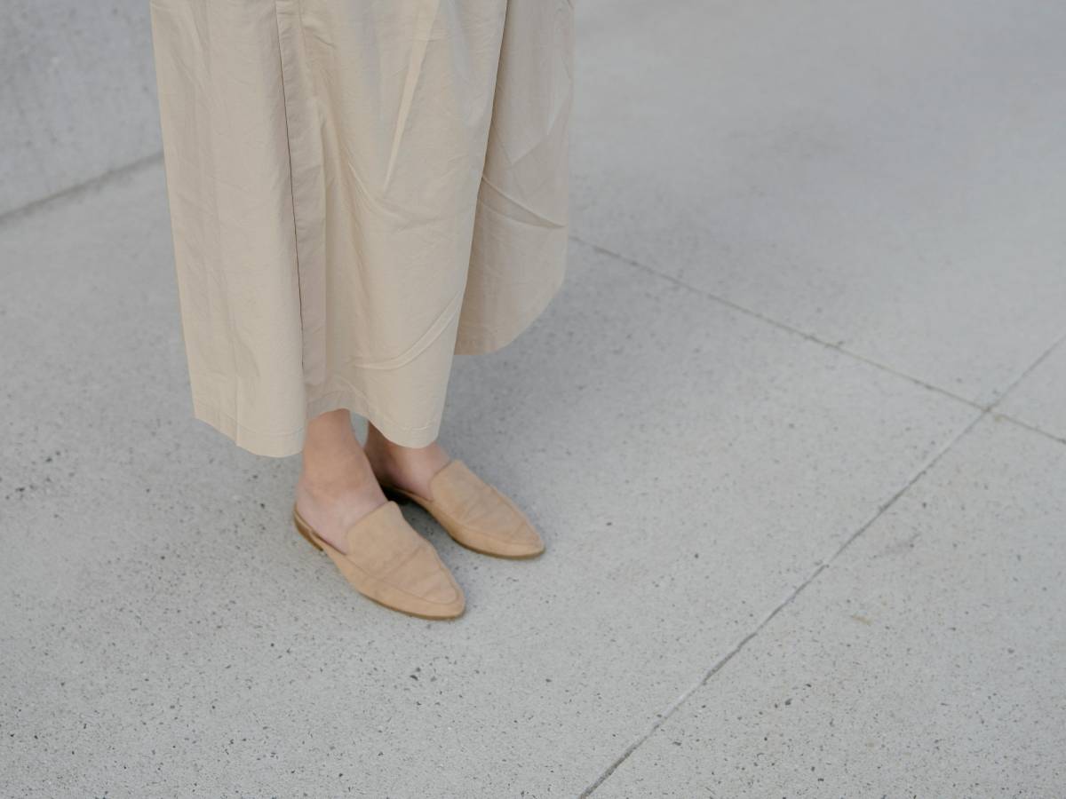 sette errori di outfit se indossi le scarpe basse a 50 anni