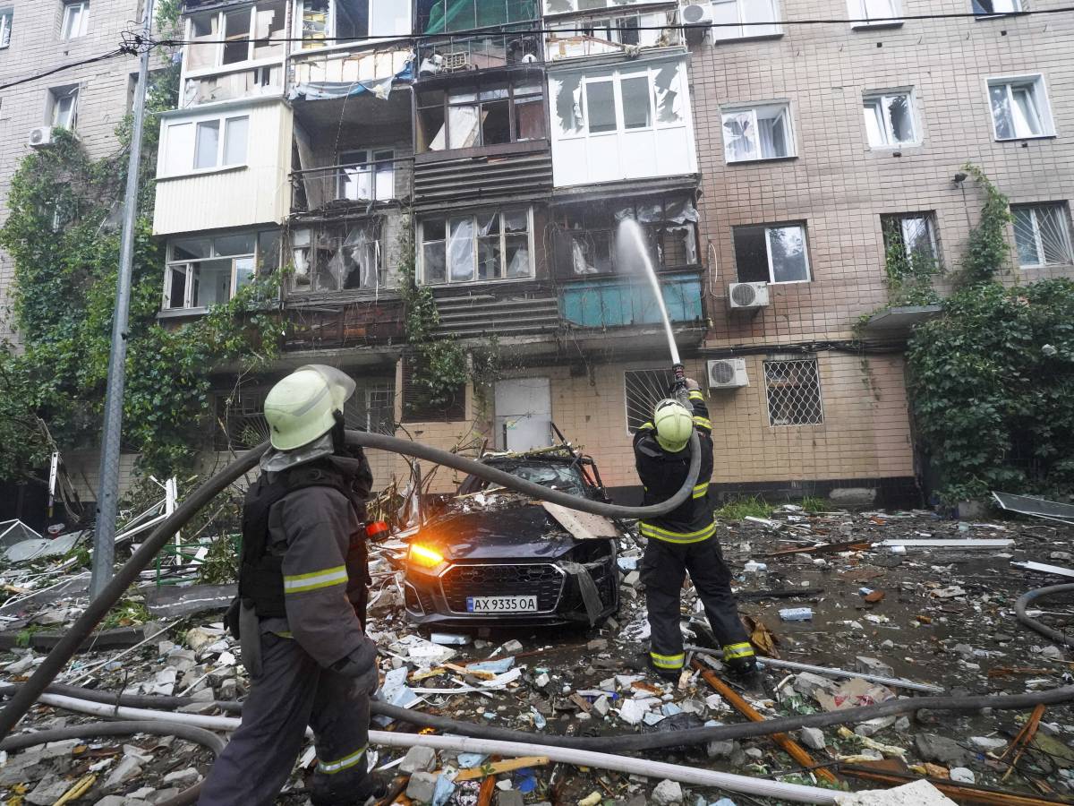 Nuovi raid in Ucraina. Trump: "Hanno dato motivo a Mosca". Zelensky: "Putin assassino di bimbi" Nuovi raid in Ucraina. Trump: "Hanno dato motivo a Mosca". Zelensky: "Putin assassino di bimbi"