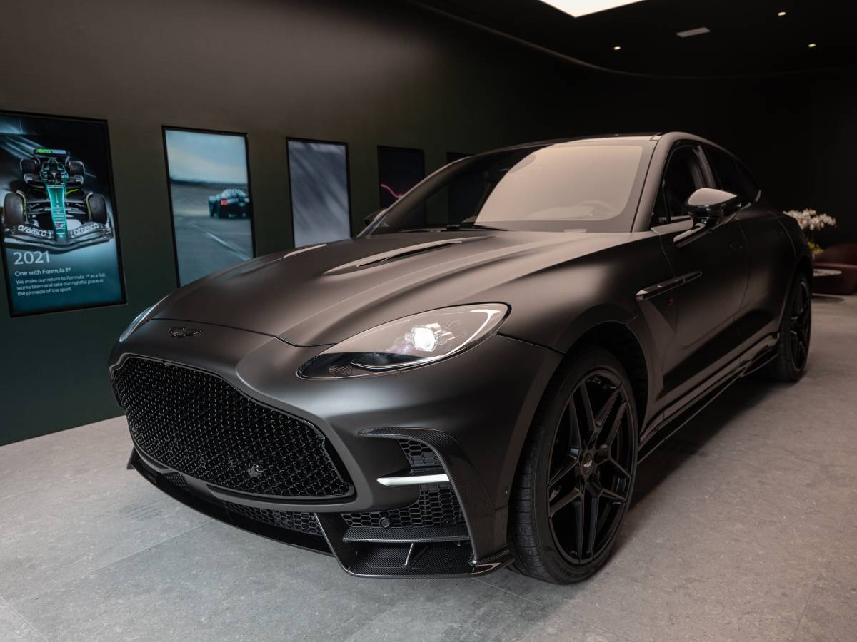 Debutta a Bologna la nuova Aston Martin DBX S, super SUV da 727 CV