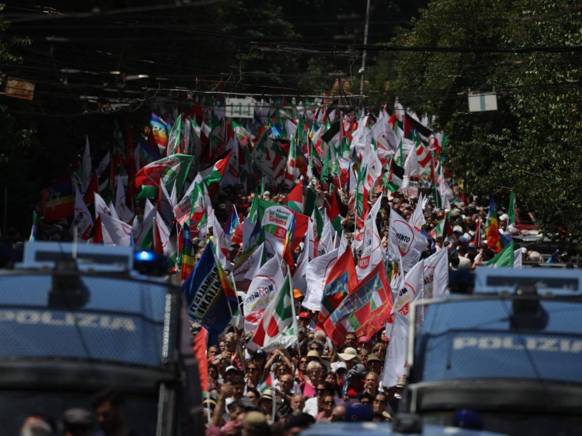 Gaza, corteo parte cantando "Bella Ciao": in testa Shlein, Conte, Bonelli e Fratoianni Gaza, corteo parte cantando "Bella Ciao": in testa Shlein, Conte, Bonelli e Fratoianni
