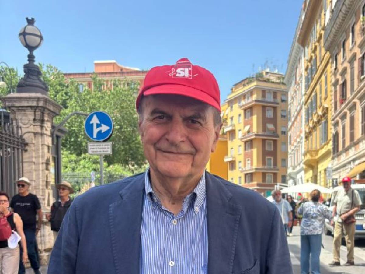 "Ecco perché ho messo il cappellino col sì al referendum". La bizzarra scusa di Bersani