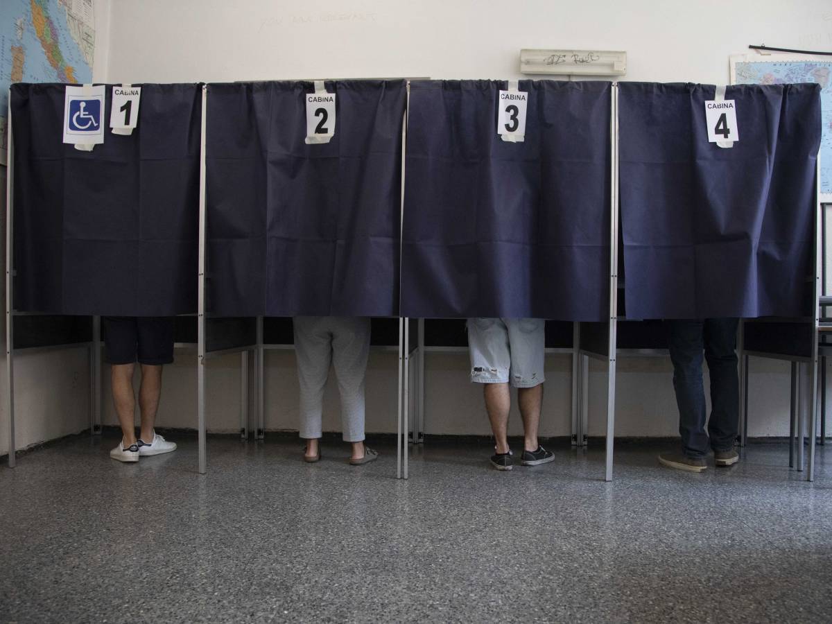 Referendum, affluenza ai minimi. Alle 19 ha votato circa il 15% Referendum, affluenza ai minimi. Alle 19 ha votato circa il 15%