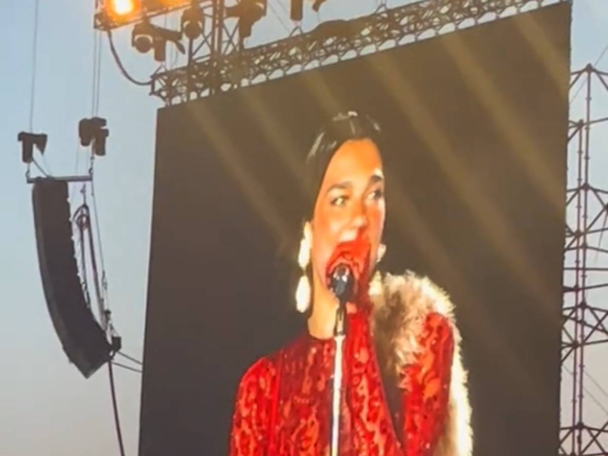 Dua Lipa omaggia Raffaella Carrà a Milano Dua Lipa omaggia Raffaella Carrà a Milano