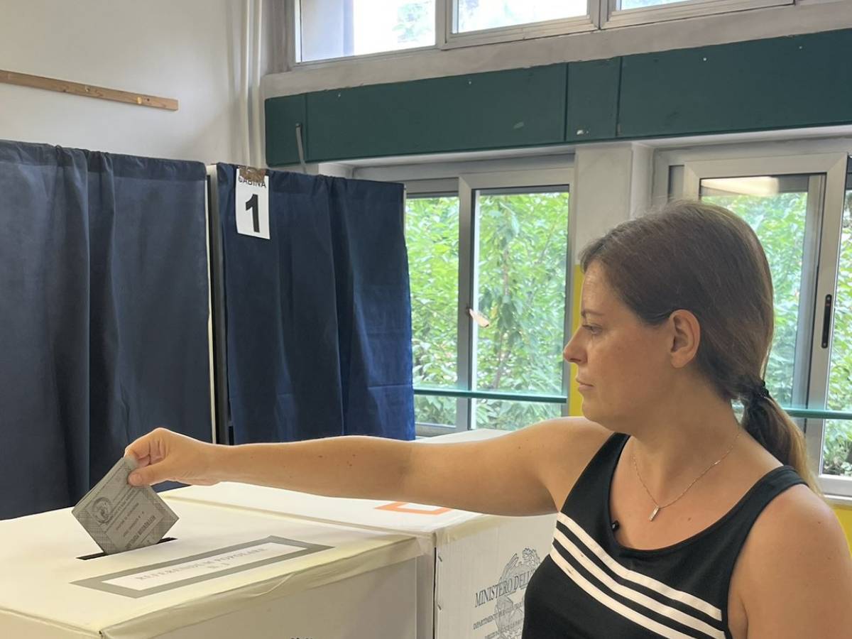 Salis come al mare: va a votare in canottiera e pantaloncini Salis come al mare: va a votare in canottiera e pantaloncini