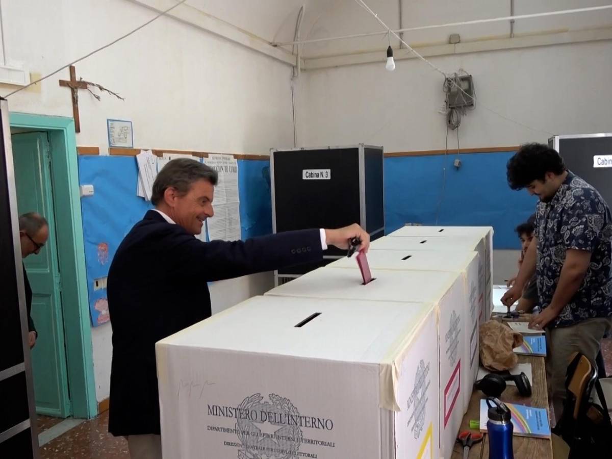 Imbarazzo per Calenda: va al seggio con la scheda elettorale piena (ma riesce a votare) Imbarazzo per Calenda: va al seggio con la scheda elettorale piena (ma riesce a votare)