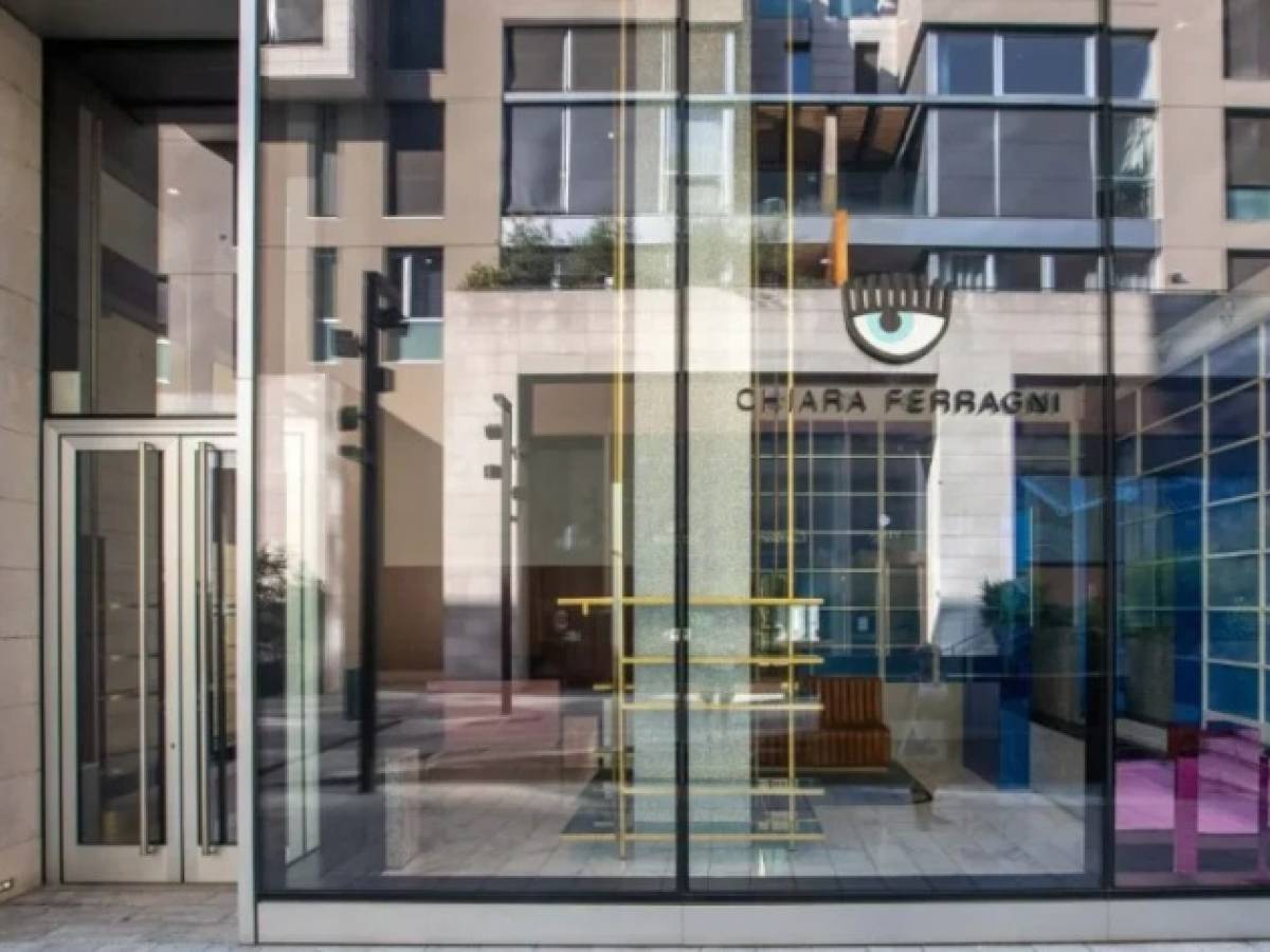 chiara ferragni chiude i negozi in due anni bruciati 12 milioni
