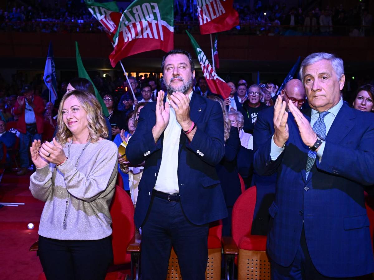 FdI svetta al 31%, il centrodestra cresce: Landini e Schlein non convincono FdI svetta al 31%, il centrodestra cresce: Landini e Schlein non convincono