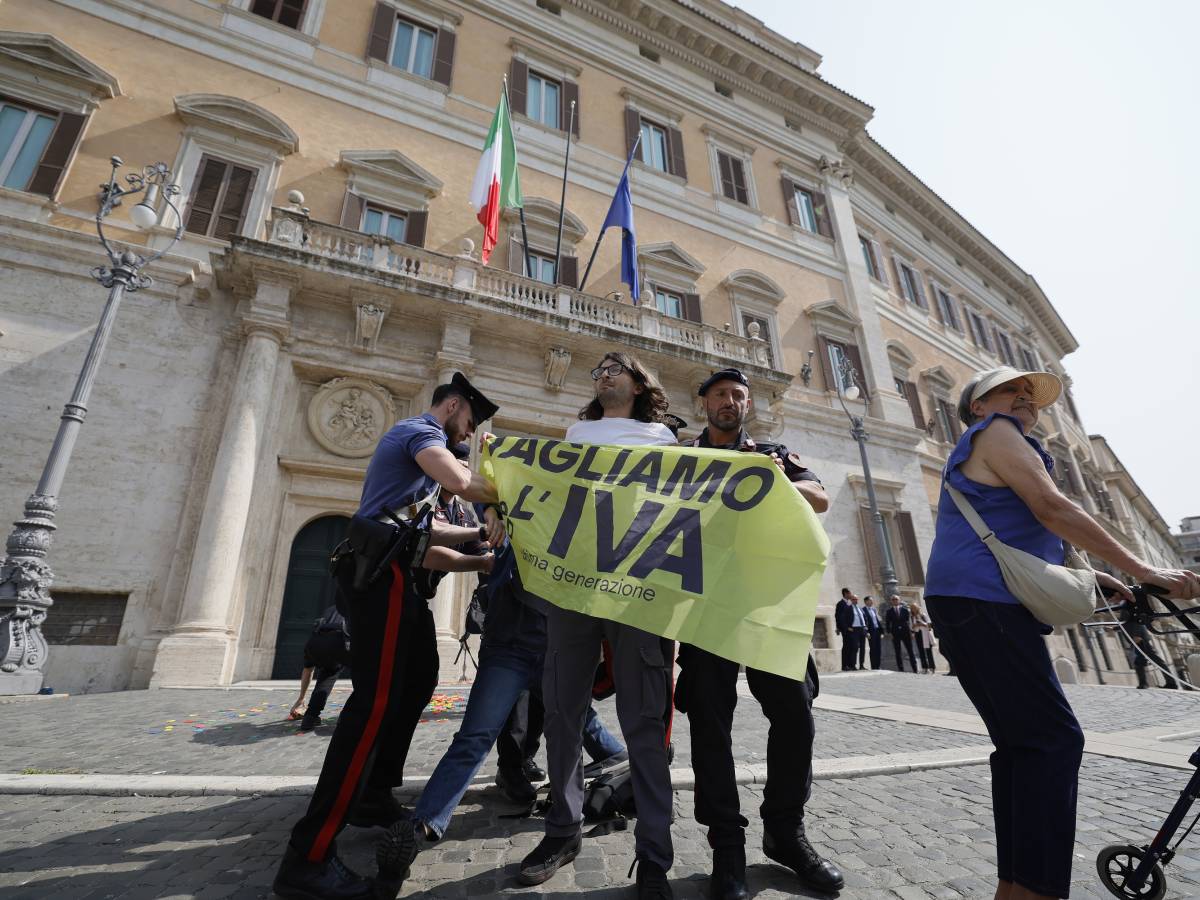 blitz di ultima generazione mille forbici davanti a montecitorio attivisti portati via dai carabinieri