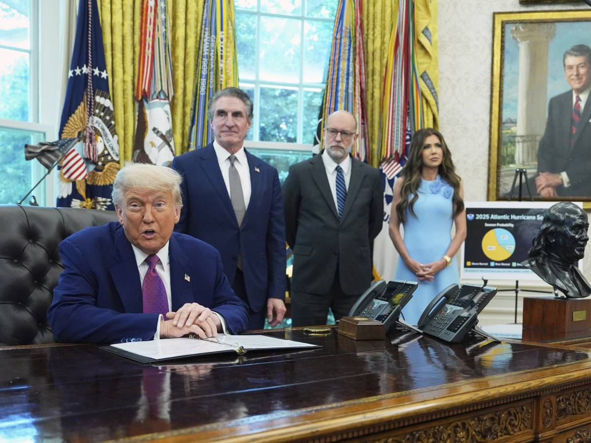 trump soldati ovunque ci saranno rivolte e manda 9mila migranti a guantanamo