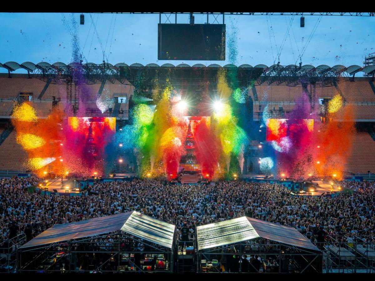 Pop, AI e commozione: San Siro vibra per la festa dei Pinguini Tattici Nucleari Pop, AI e commozione: San Siro vibra per la festa dei Pinguini Tattici Nucleari