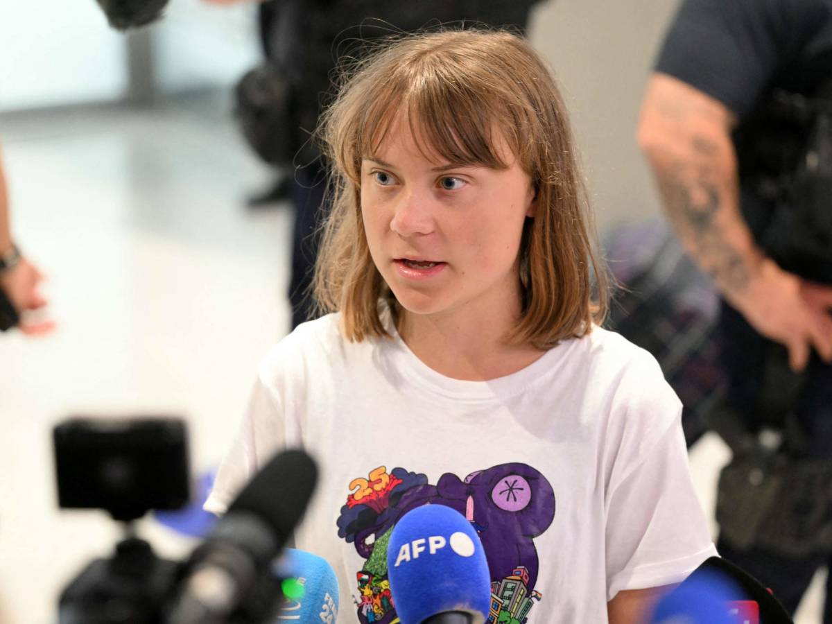 "Divorata dai cannibali": il commento choc del regista horror su Greta Thunberg "Divorata dai cannibali": il commento choc del regista horror su Greta Thunberg