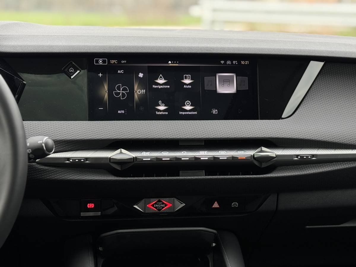 DS 4 Hybrid, guarda la gallery della berlina premium francese 20