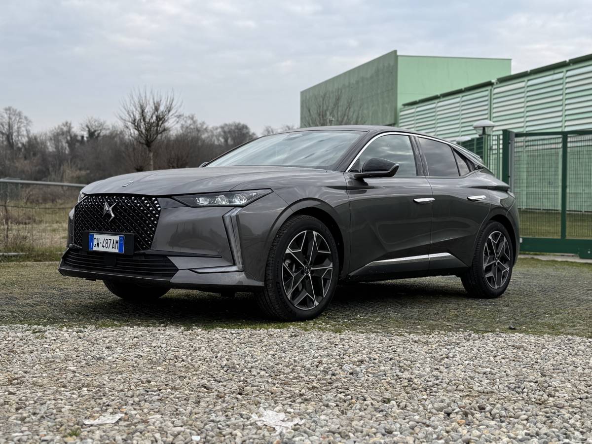 DS 4 Hybrid, il punto di incontro tra stile francese ed efficienza urbana DS 4 Hybrid, il punto di incontro tra stile francese ed efficienza urbana